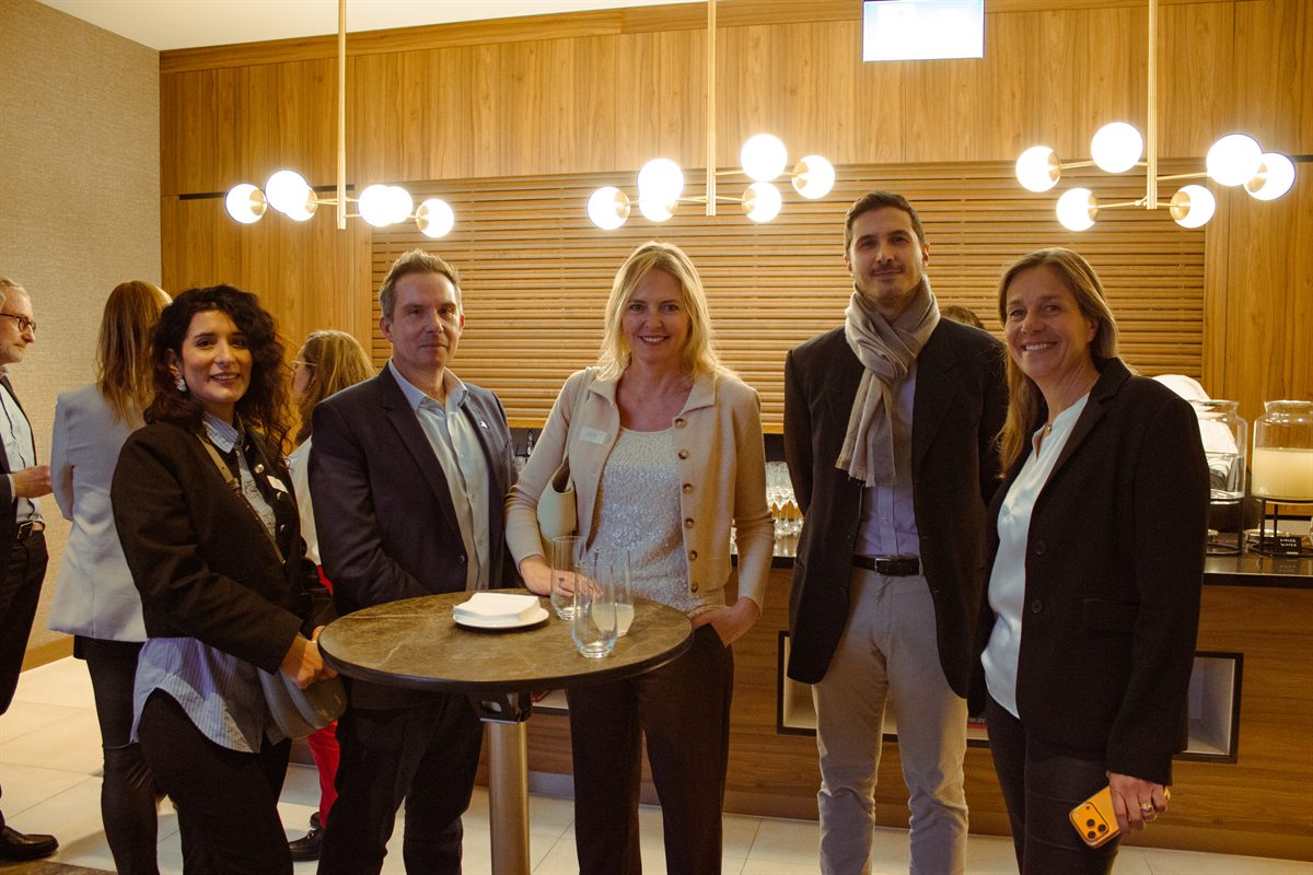 Mentors et partenaires d'Alter Start réunis autour d'une table haute lors d'une soirée de réseautage