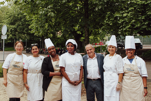 Entrepreneures culinaires Alter Start en tablier et toque, réunies en extérieur lors d'un événement
