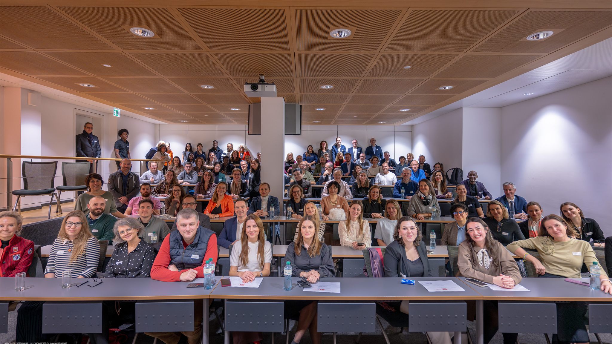 Bénéficiaires, mentors et partenaires d'Alter Start réunis et souriants dans un auditorium