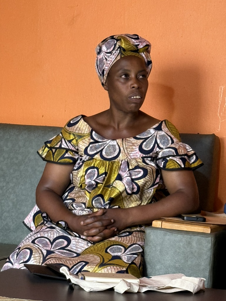 Une entrepreneure rwandaise accompagnée par le programme Alter Start, assise lors d'un échange