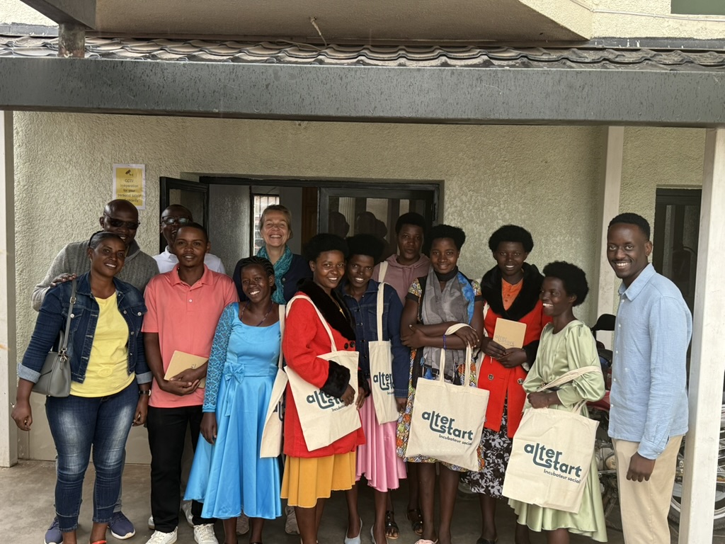 Participantes du programme Alter Start au Rwanda posant avec leurs sacs Alter Start