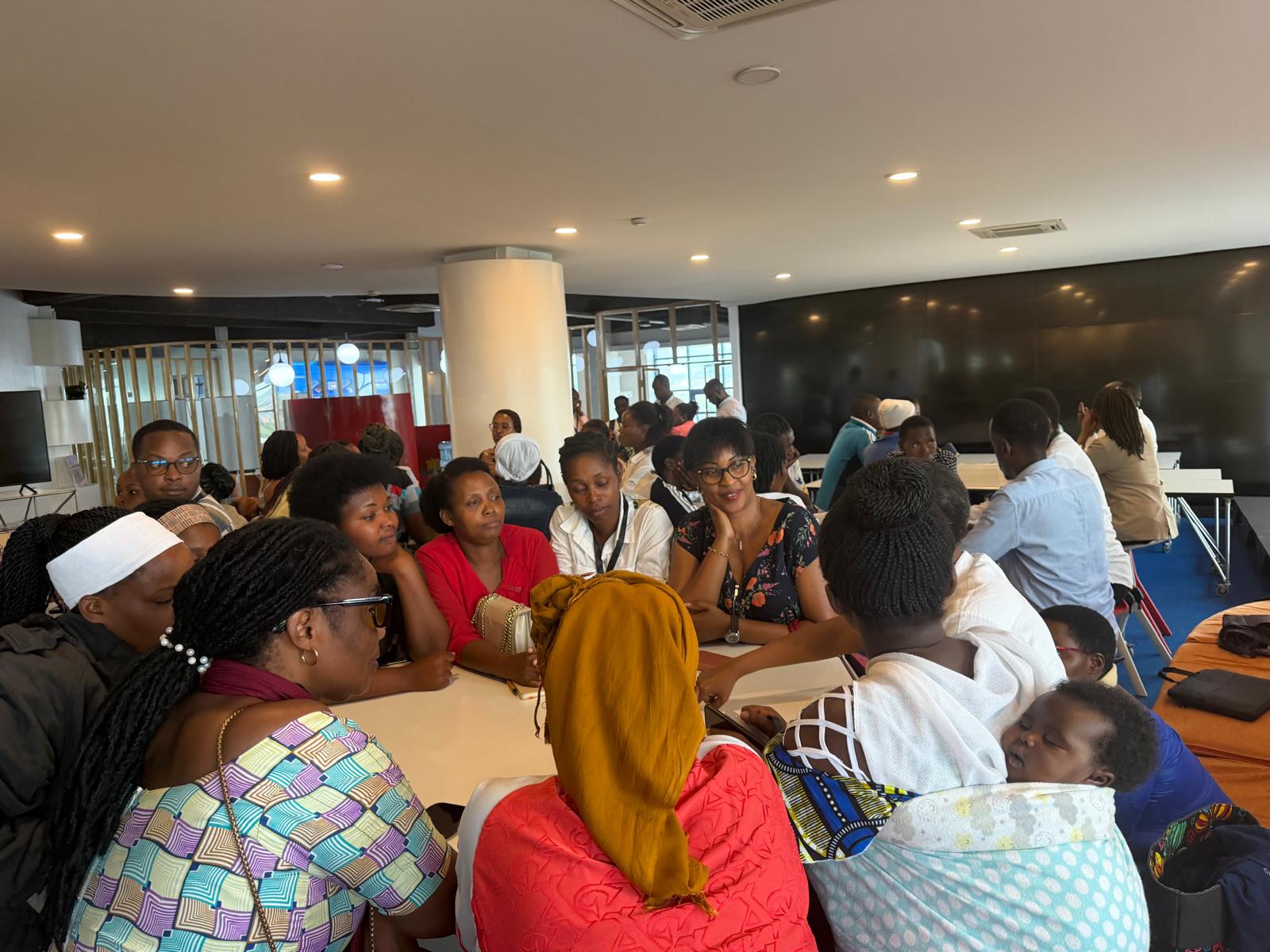 Jeunes femmes entrepreneures rwandaises échangeant autour d'une table lors d'un atelier du programme Alter Start au Rwanda