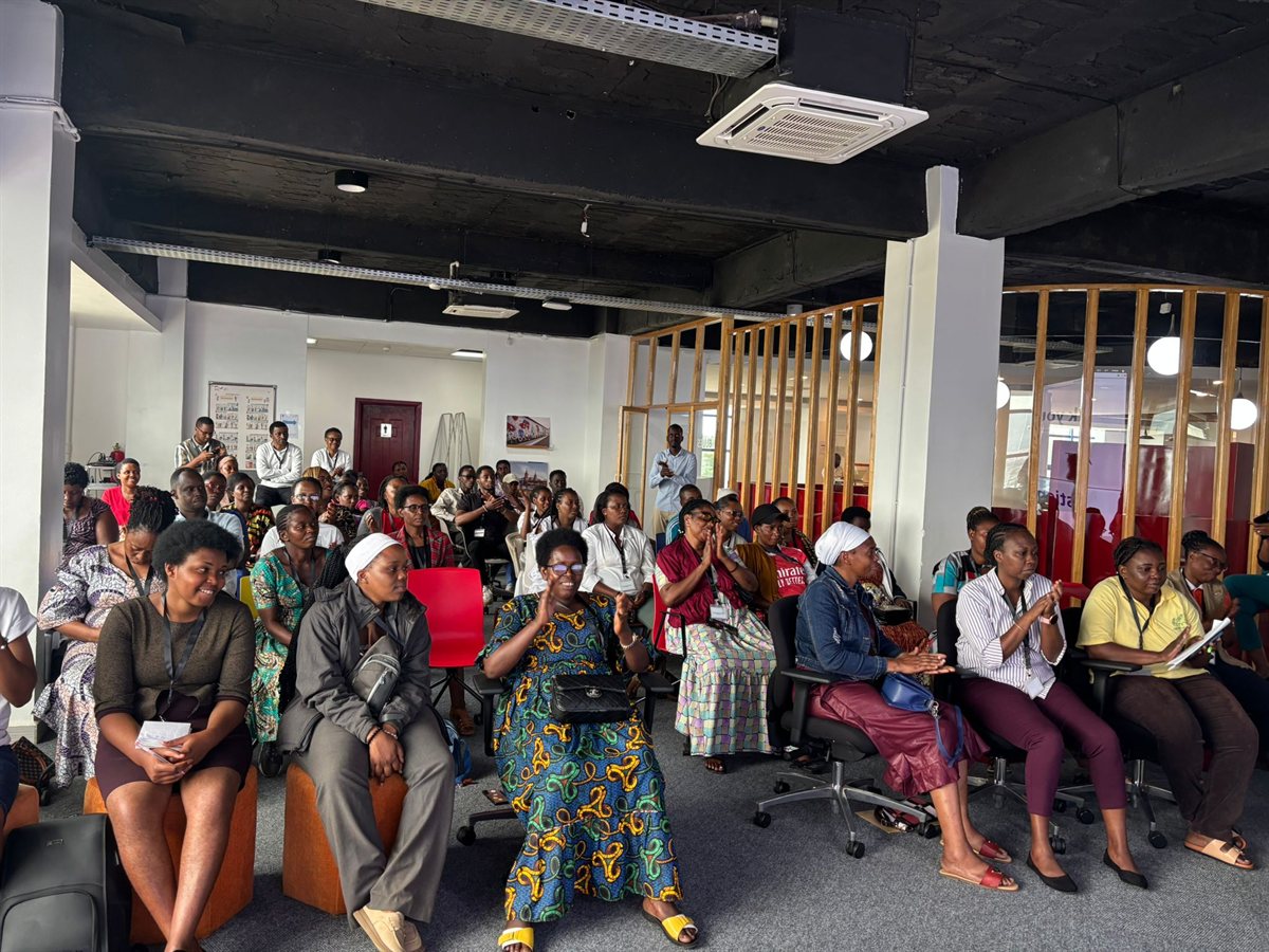 Des entrepreneures du programme Aheza applaudissent lors d'une session collective à Kigali