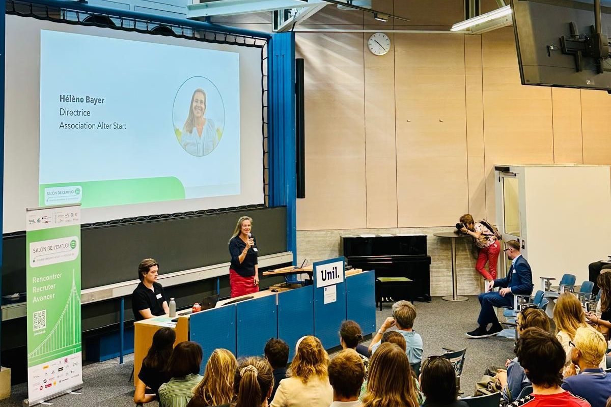 Hélène Bayeux, directrice d'Alter Start, prend la parole lors du Salon de l'emploi à l'Université de Lausanne