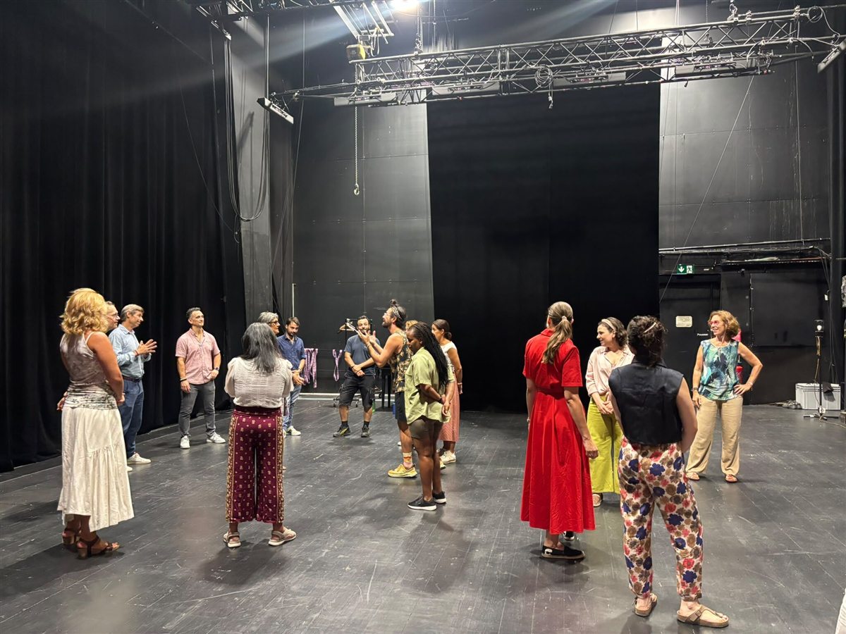 Alter Start mentors and entrepreneurs standing in a circle on the stage of the Théâtre Vidy-Lausanne, around an actor leading the workshop