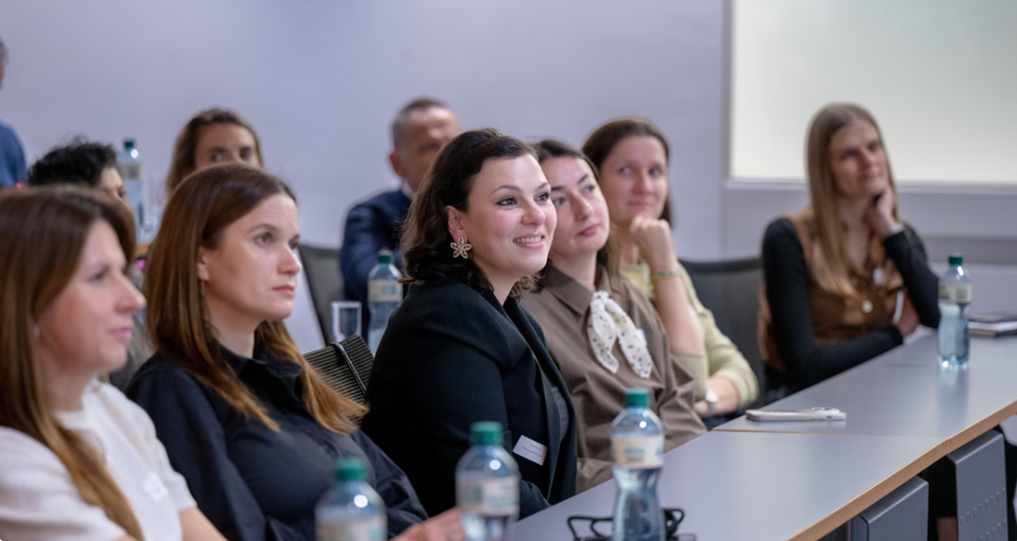 Porteuses de projet de l'Incubateur Alter Start écoutant une présentation d'entreprise partenaire