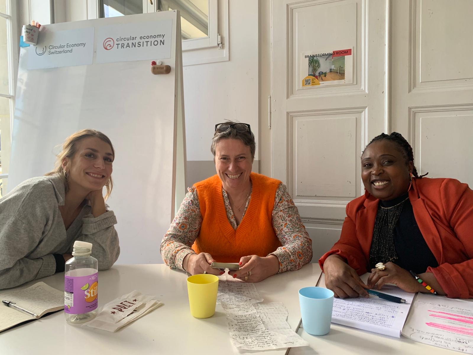 Des mentores Alter Start et une participante de l'Atelier des Talents souriantes autour d'une table de travail