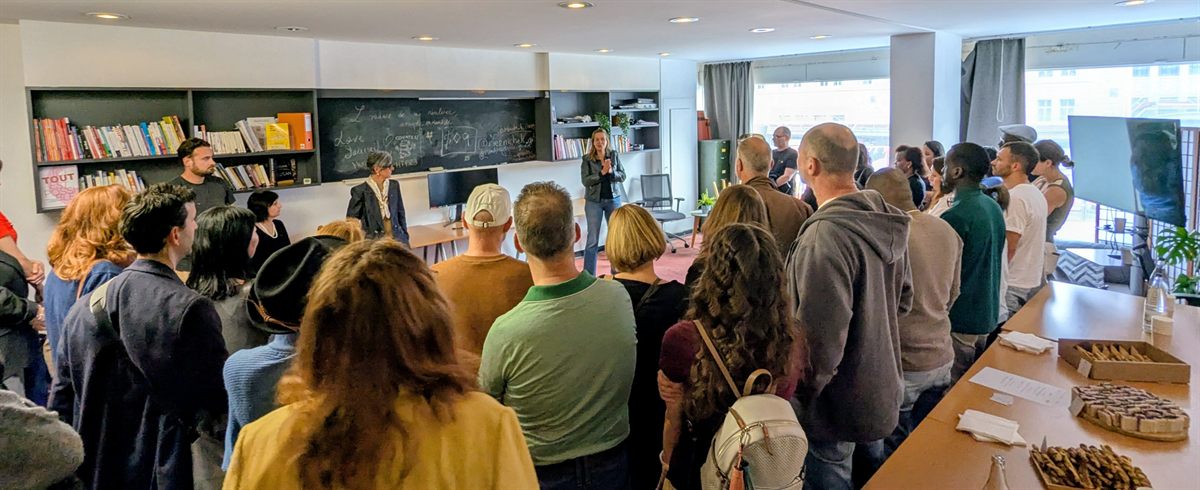 Une cinquantaine de participants écoutent une intervenante lors d'un Apéro entrepreneurs Alter Start à La Pépite, à Lausanne