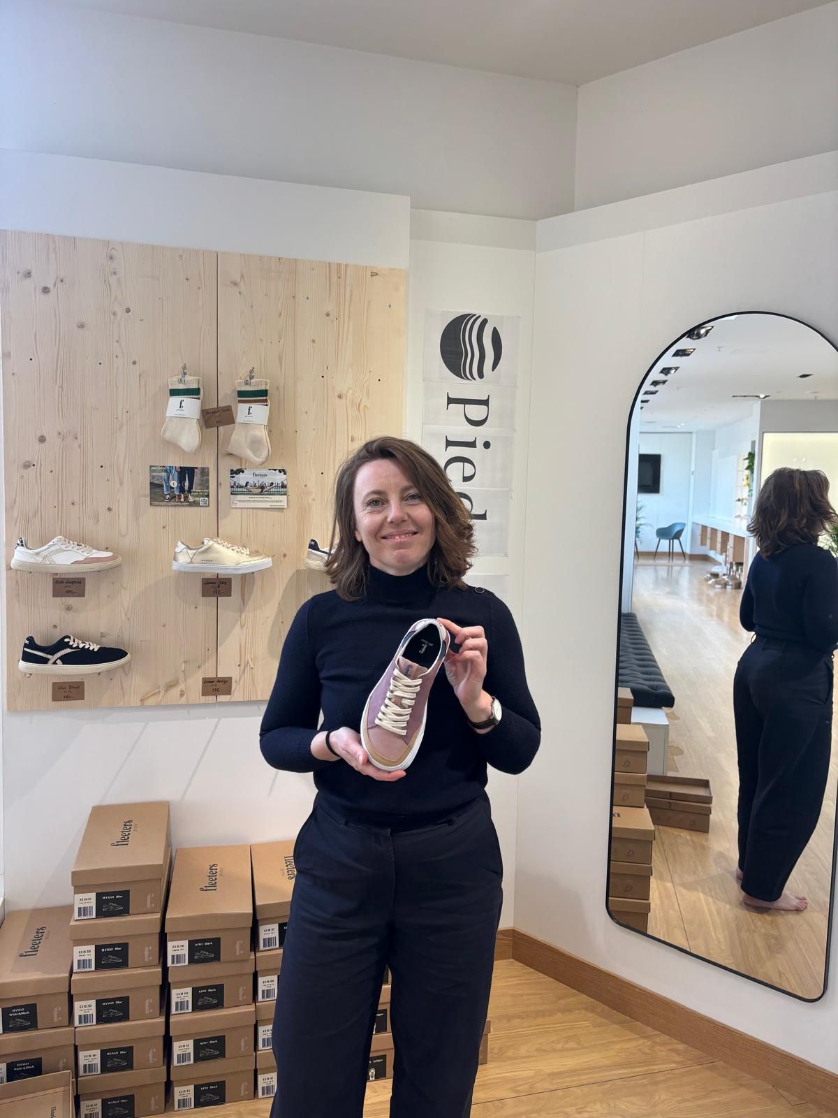 Aga, fondatrice de Les Pieds Libres, présentant une chaussure barefoot dans son magasin à Lausanne