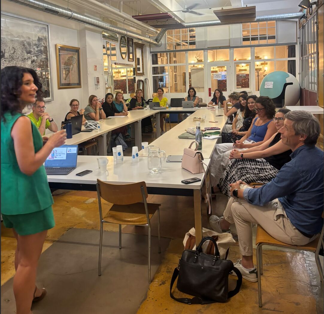 Intervenante animant une formation collective devant les porteurs de projet de l'Incubateur Alter Start