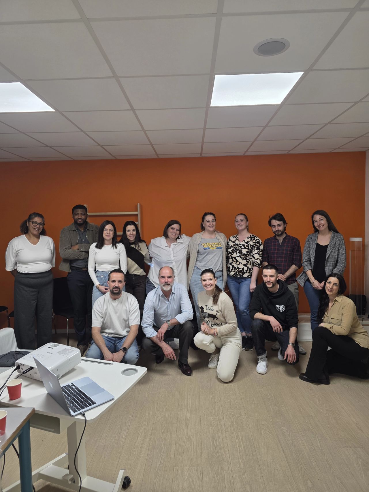 Participants de l'Atelier des Talents réunis avec l'équipe d'une entreprise partenaire lors d'une immersion
