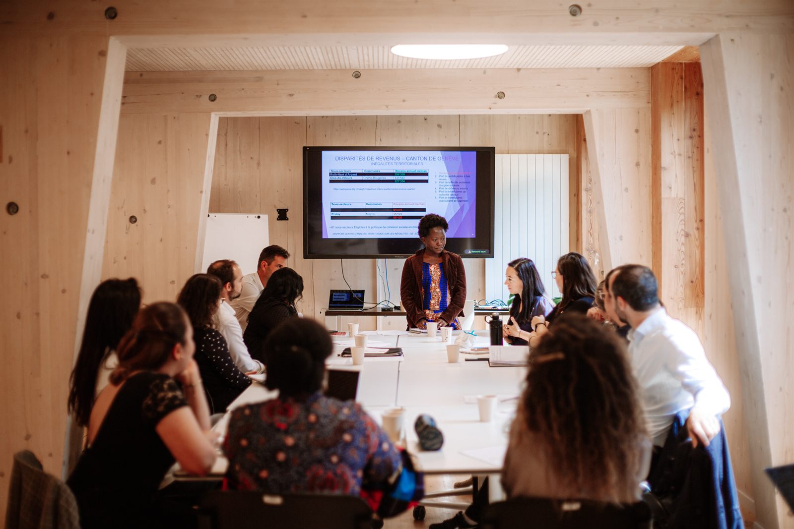 Une entrepreneure de l'Accélérateur Alter Start présentant son projet devant les équipes d'une entreprise partenaire