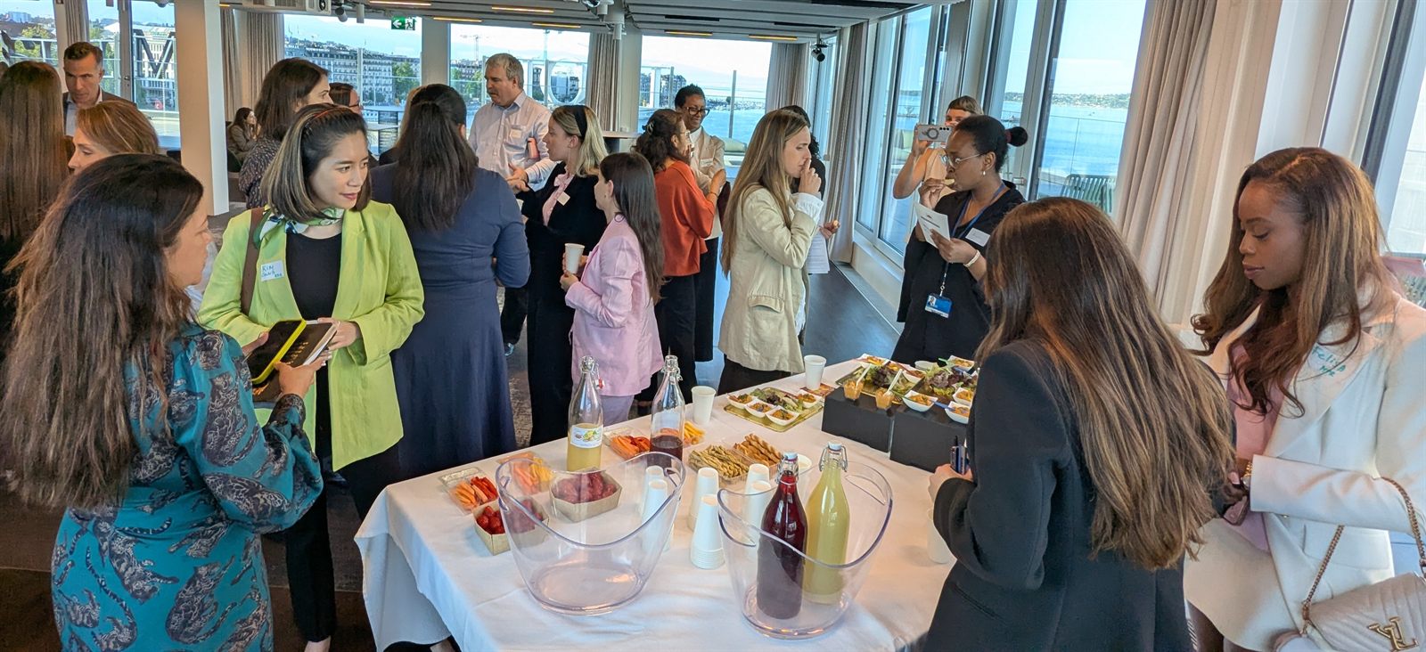 Participants de l'Atelier des Talents échangeant avec des employeurs lors d'un événement de réseautage à Genève