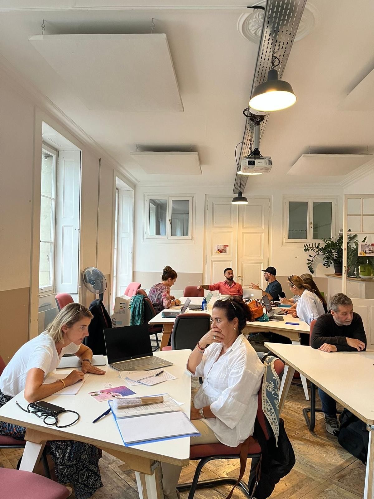 Entrepreneurs de l'Accélérateur Alter Start travaillant en petits groupes lors d'une séance hebdomadaire